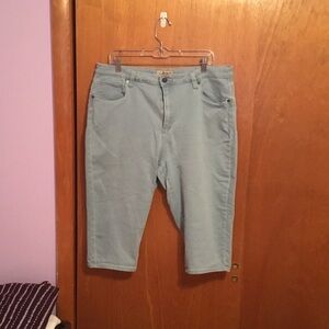 Hybrid & Company Women's Capris - Light Blue